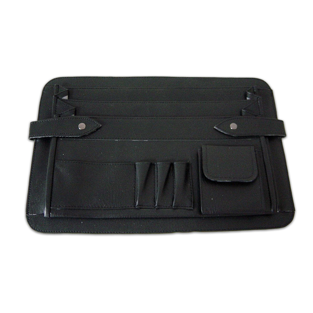 Eine schwarze Ledereinlage für einen Koffer mit mehreren Fächern und Tasche für kleine Gegenstände.