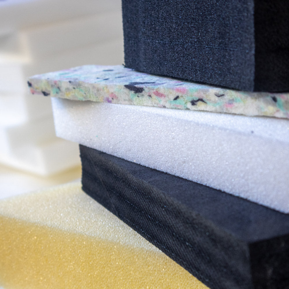 Ein Stapel von Schaumstoffen in verschiedenen Farben und Strukturen.