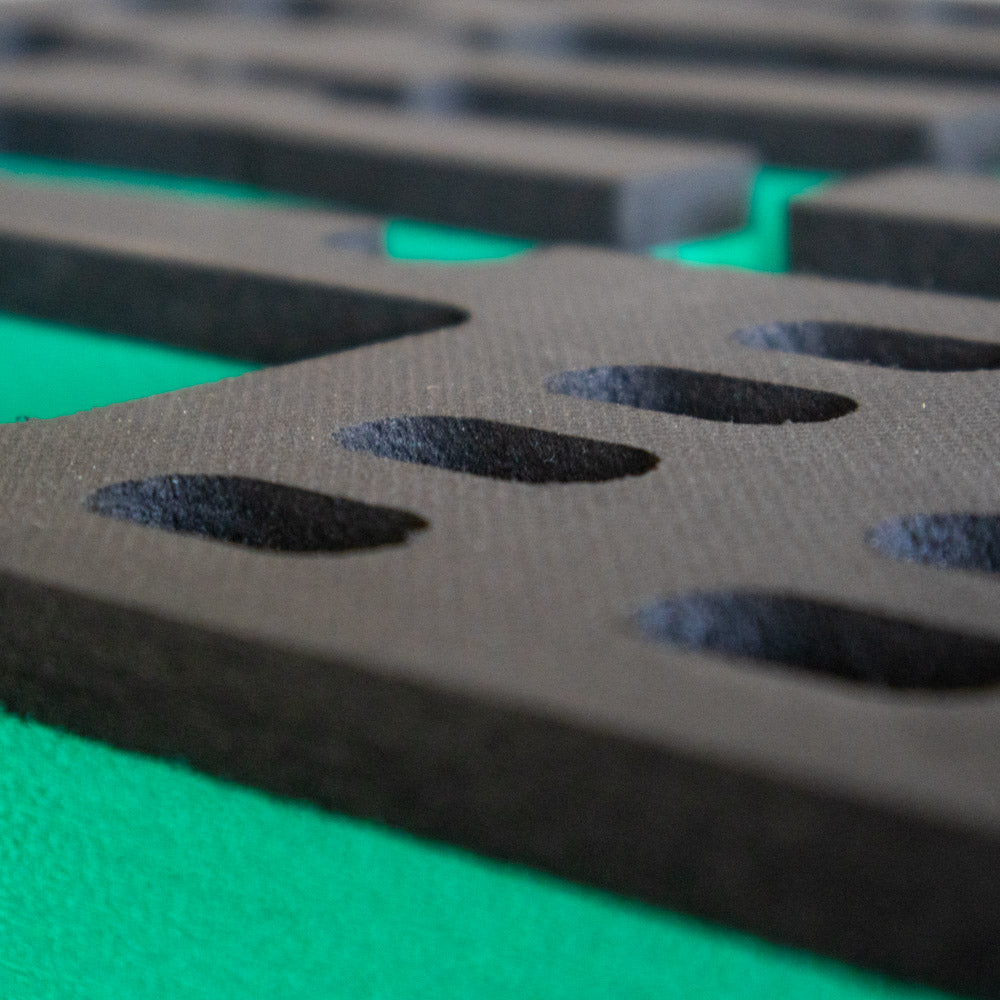 Ein Shadowboard mit gefrästen Einsätzen aus schwarzem und grünem Schaumstoff.