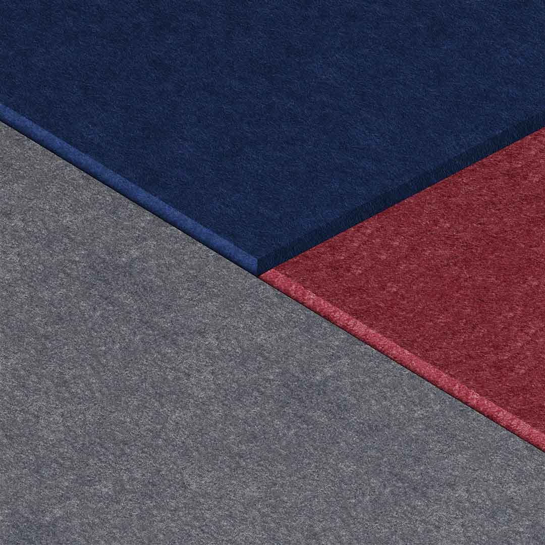 Verschiedenfarbige Platten von Formvlies aus recyceltem Polyester in grau, blau und rot.