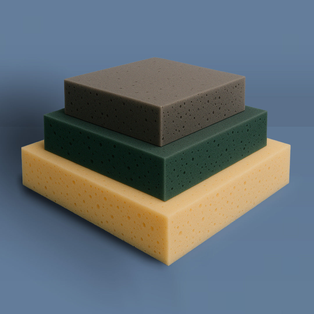 Ein Stapel verschiedenfarbiger Platten aus Polyurethan-Schaumstoff.