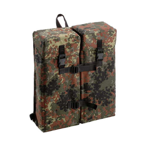 Ein Spezialtasche in Camo-Muster, die aufrecht steht und mit Tragegurten und Befestigungen ausgestattet ist.