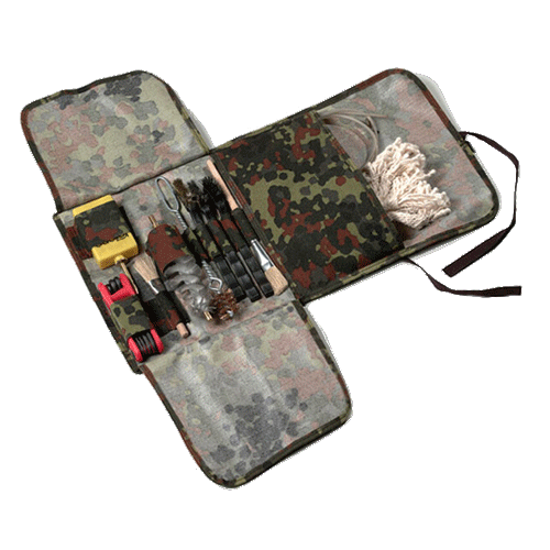 Eine aufgeklappte Spezialtasche im Camo-Muster mit Innentaschen, Gurten und Befestigungen für kleine Objekte wie Bürsten.